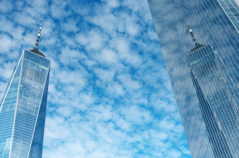 One World Trade Center ou Freedom Tower, reflexão do céu azul nebuloso, New York, EUA imagem de stock One World Trade Center ou Freedom Tower, reflexão do céu azul nebuloso, New York, EUA imagem de stock