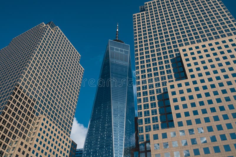 One World Trade Center-Turm in unterem Manhattan gegen klaren blauen Himmel in New York City lizenzfreies stockbild One World Trade Center-Turm in unterem Manhattan gegen klaren blauen Himmel in New York City lizenzfreies stockbild