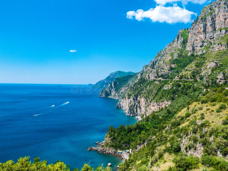Oneindige mening van wilde die kustlijnklip met bomen in Positano, Amalfi Kust, Napels, Italië wordt behandeld stock afbeelding Oneindige mening van wilde die kustlijnklip met bomen in Positano, Amalfi Kust, Napels, Italië wordt behandeld stock afbeelding