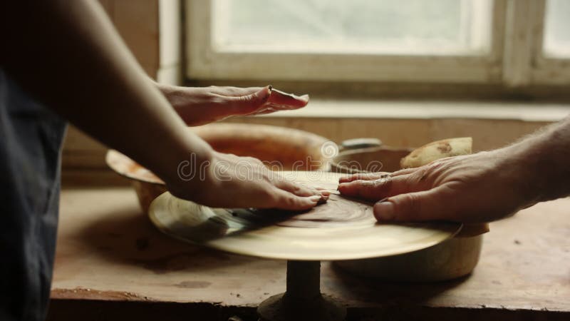 Onerkend meisje leert handwerk in aardewerk. docent vrouw in studio