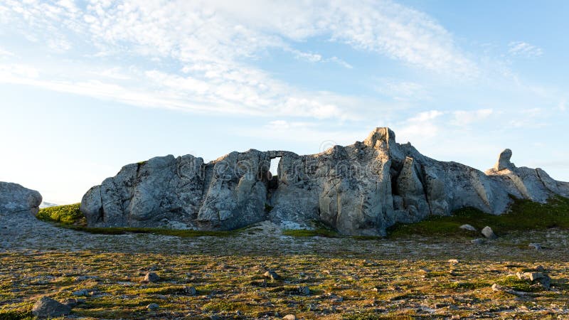 Ongebruikelijke doorstane zonovergoten rots Berglandschap, het Schiereiland van Kamchatka, Rusland royalty-vrije stock fotografie Ongebruikelijke doorstane zonovergoten rots Berglandschap, het Schiereiland van Kamchatka, Rusland royalty-vrije stock fotografie