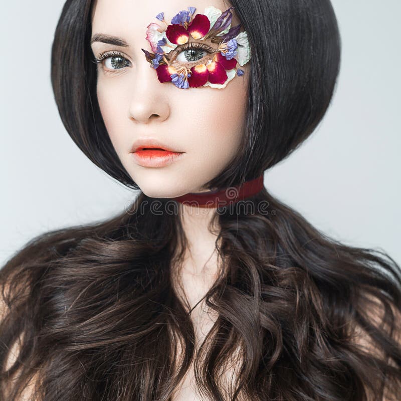 Ongebruikelijke make-up met bloemen stock afbeelding Ongebruikelijke make-up met bloemen stock afbeelding