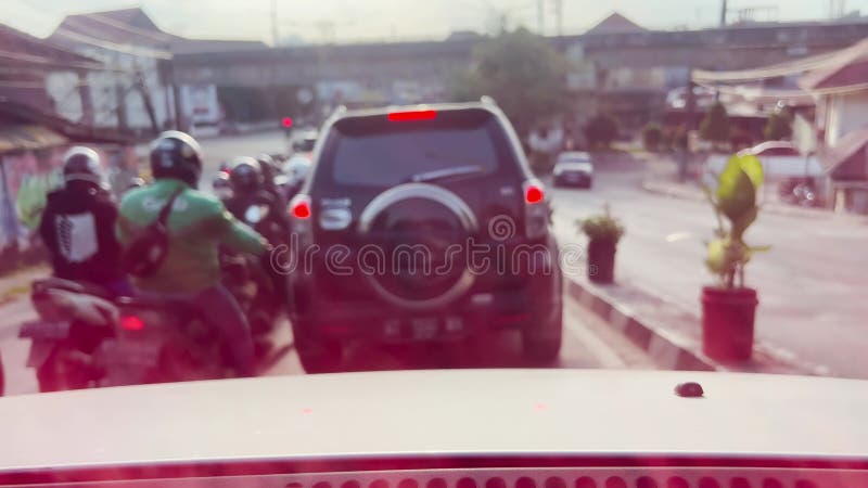 Ongefocuste reis in een auto in de stad