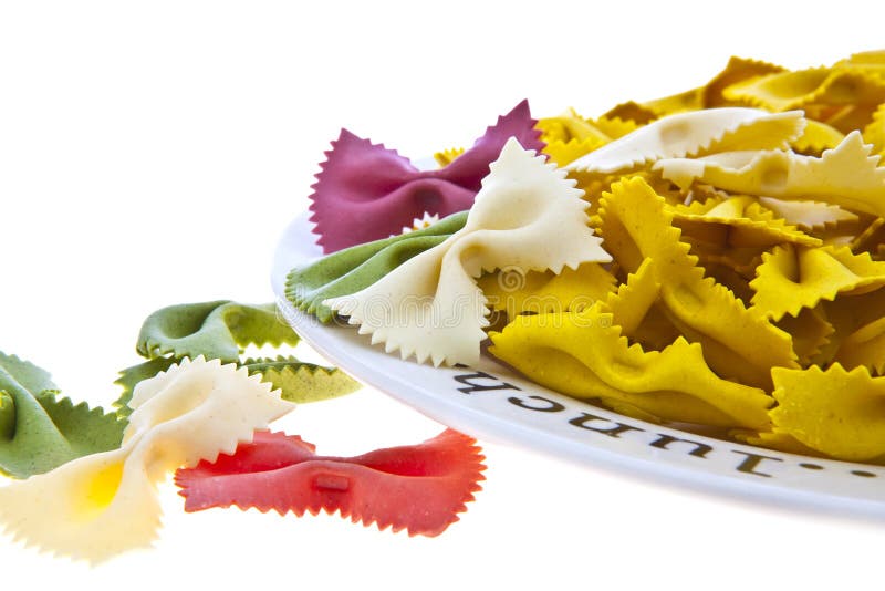 Rauwe regenboog farfalle pasta op een bord royalty-vrije stock foto