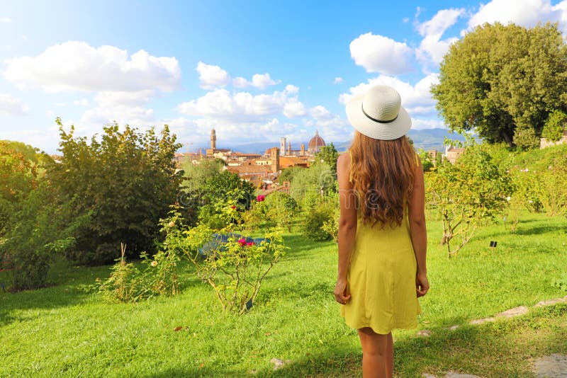 Ongelofelijke foto van jonge vrouwen die Florence ontdekken als geboorteplaats van Renaissance in Italië stock foto's Ongelofelijke foto van jonge vrouwen die Florence ontdekken als geboorteplaats van Renaissance in Italië stock foto's