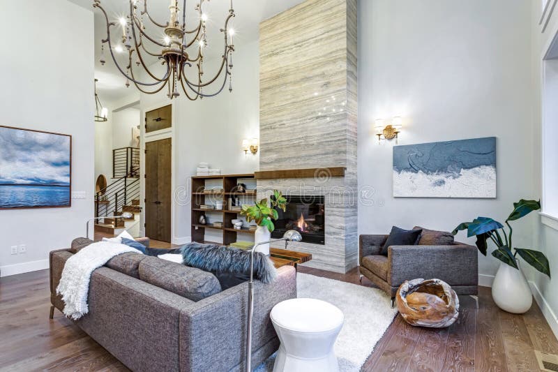 Ongelooflijke lichte en luchtige woonkamer met hoog plafond in een nieuwe bouwhuis stock fotografie Ongelooflijke lichte en luchtige woonkamer met hoog plafond in een nieuwe bouwhuis stock fotografie