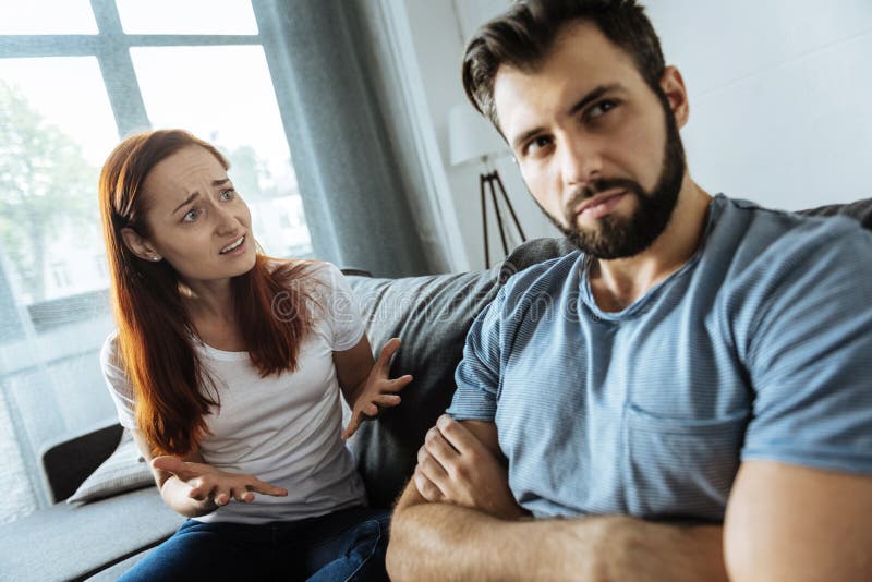 Ongelukkig droevig paar die een gesprek hebben stock fotografie Ongelukkig droevig paar die een gesprek hebben stock fotografie