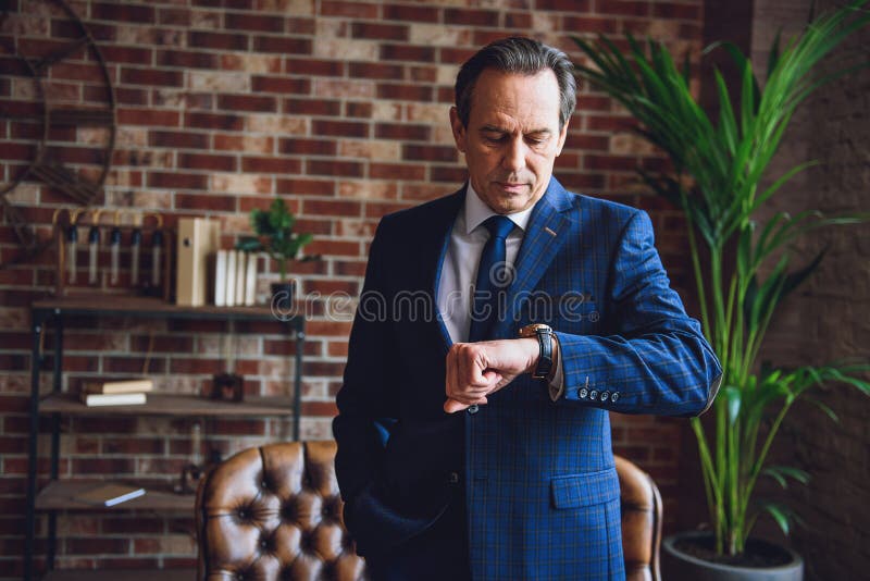 Ongerust gemaakte gerijpte mens die horloge bekijken stock afbeeldingen Ongerust gemaakte gerijpte mens die horloge bekijken stock afbeeldingen