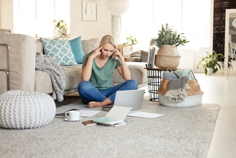 Ongerust gemaakte jonge vrouw die aan laptop thuis werken royalty-vrije stock foto's Ongerust gemaakte jonge vrouw die aan laptop thuis werken royalty-vrije stock foto's