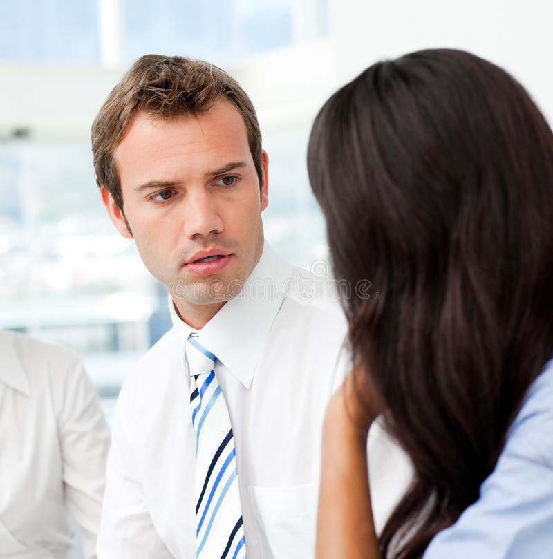 Ongerust gemaakte zakenman die met zijn partner spreekt stock foto's Ongerust gemaakte zakenman die met zijn partner spreekt stock foto's