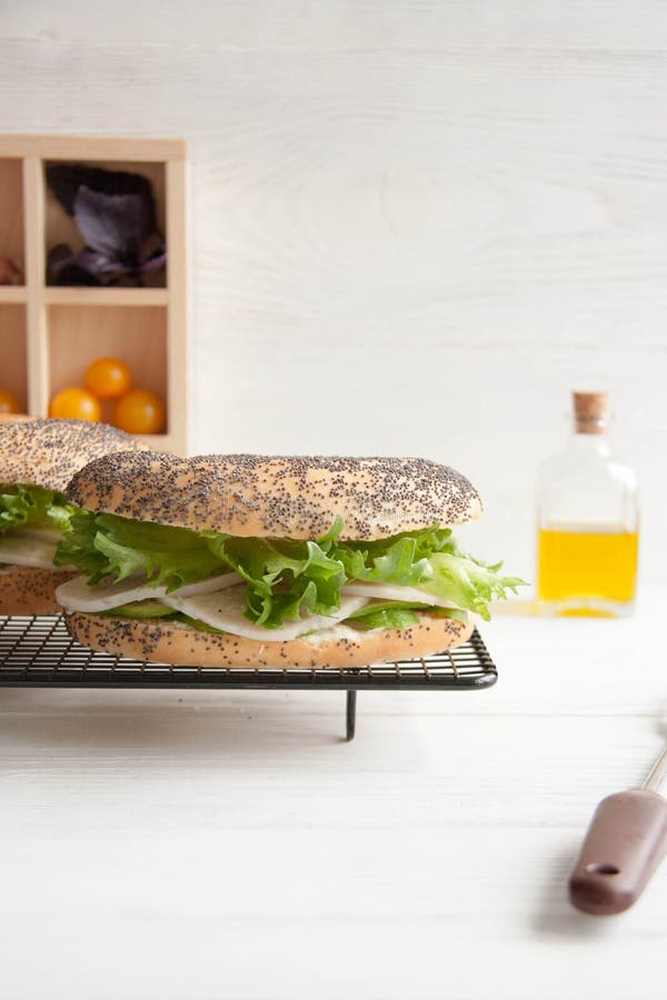 Ongezuurd broodje met kippenbroodje, groene salade en roomkaas royalty-vrije stock afbeeldingen Ongezuurd broodje met kippenbroodje, groene salade en roomkaas royalty-vrije stock afbeeldingen