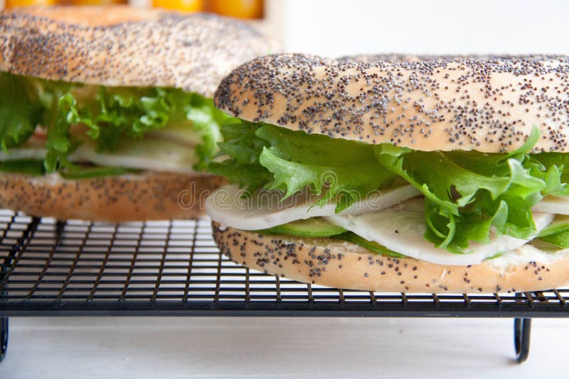 Ongezuurd broodje met kippenbroodje, groene salade en roomkaas royalty-vrije stock foto's Ongezuurd broodje met kippenbroodje, groene salade en roomkaas royalty-vrije stock foto's