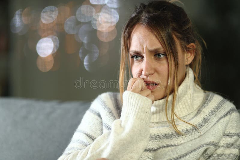 Ongles acérés de femme nerveuse la nuit en hiver photos stock