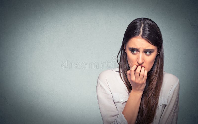 Ongles acérés de jeune femme nerveuse hésitante implorant ou soucieux photo stock