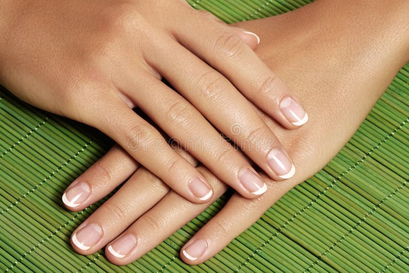 Ongles avec la manucure française parfaite Entretenir les mains femelles images libres de droits Ongles avec la manucure française parfaite Entretenir les mains femelles images libres de droits