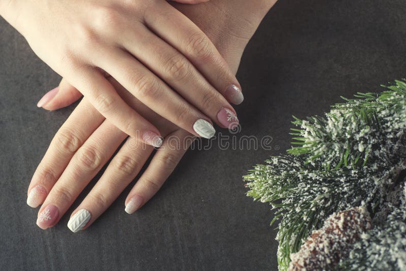 Ongles de conception de manucure d'hiver, couleur doucement rose et blanche images stock Ongles de conception de manucure d'hiver, couleur doucement rose et blanche images stock