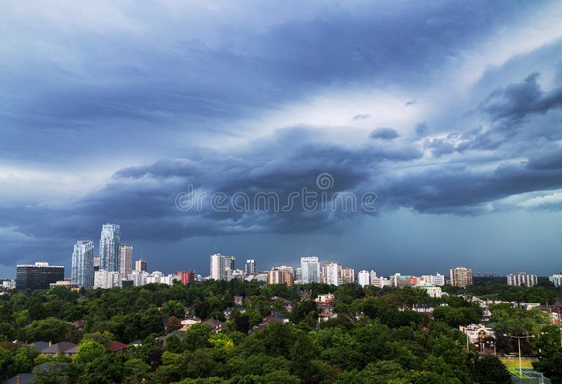 Onheilspellende wolken over Uit het stadscentrum Toronto stock afbeelding Onheilspellende wolken over Uit het stadscentrum Toronto stock afbeelding