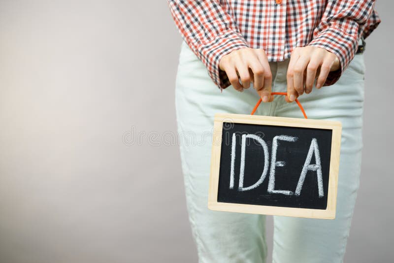 Onherkenbaar het ideeteken van de vrouwenholding royalty-vrije stock foto Onherkenbaar het ideeteken van de vrouwenholding royalty-vrije stock foto