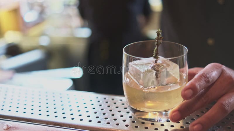 Onherkenbare barman die cocktails voorbereidt geschoold mixoloog en mooie creatieve cocktail maakt.