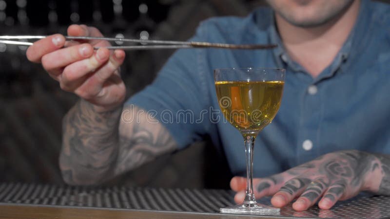 Onherkenbare barman die een cocktail maakt voordat hij in dienst wordt genomen