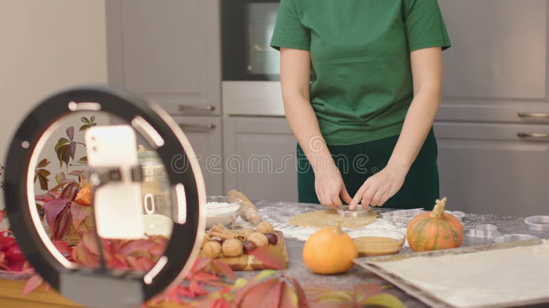 Onherkenbare video-opname van vrouwen die op video koken dankzij zelfgemaakte koekjes pompoen