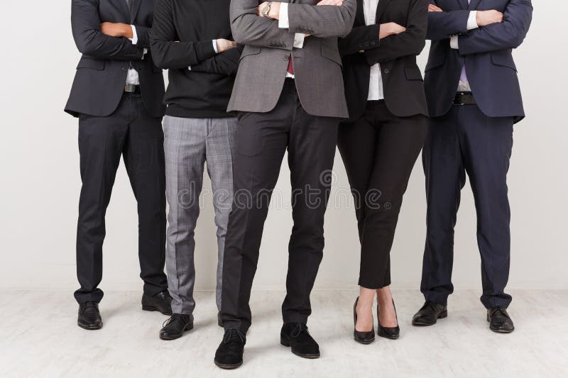 Onherkenbare zakenmensen op kantoor stock foto's