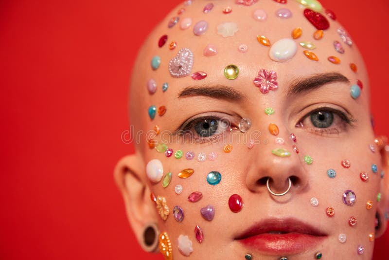 spreker Slechthorend Leidingen Onladyachtige Vrouw Met Piercing En Decor Naar Haar Gezicht Kijkend Naar De  Camera Stock Afbeelding - Image of geïsoleerd, gezicht: 218201985