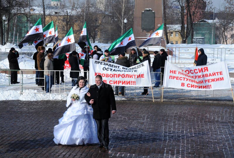 Onlangs Echtpaar en Syrische Protesteerders stock afbeelding Onlangs Echtpaar en Syrische Protesteerders stock afbeelding