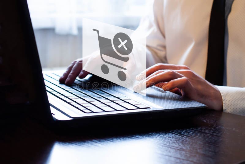 Online αγορά. ο άνθρωπος είναι στον υπολογιστή στοκ εικόνες