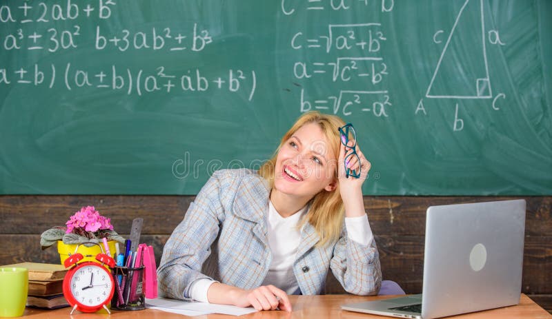 Online baanraad of carrièrespagina's Het leraars gelukkige werk op de achtergrond van het schoolbord Leraars vrolijke prettige vr stock fotografie Online baanraad of carrièrespagina's Het leraars gelukkige werk op de achtergrond van het schoolbord Leraars vrolijke prettige vr stock fotografie
