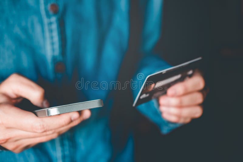 Online-Bankings-Geschäftsmann unter Verwendung des Smartphone mit Kreditkarte Flosse