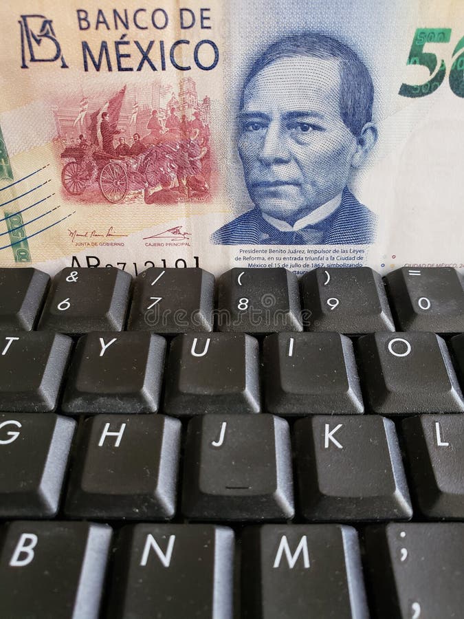 online biznes, podejście meksykański banknot 500 peso i komputerowa klawiatura, zdjęcie royalty free online biznes, podejście meksykański banknot 500 peso i komputerowa klawiatura, zdjęcie royalty free