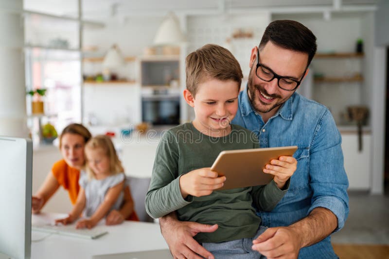 Online educatief concept van de apparaattechnologiefamilie. gelukkig gezin met digitale apparaten thuis.