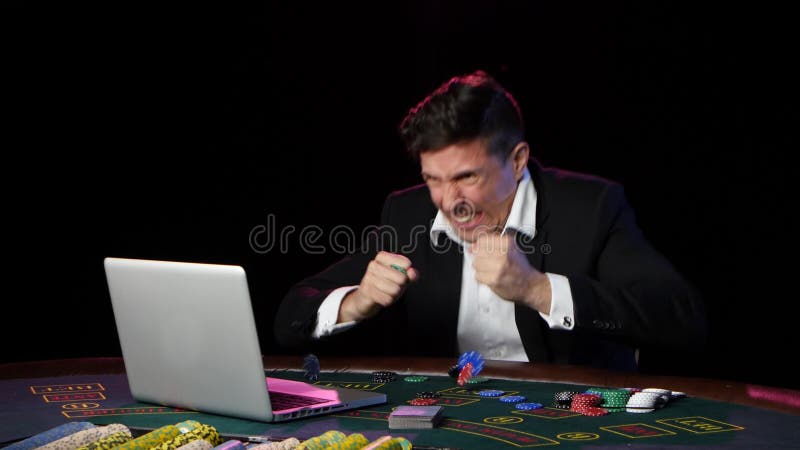 Online grzebaka gracza przegrywanie z karta do gry, układami scalonymi i laptopem, z bliska