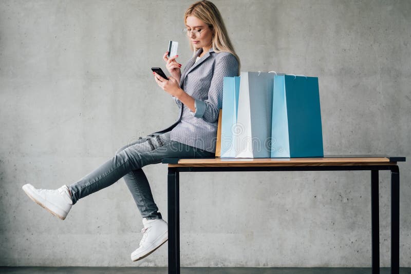 Online het winkelen smartphonezak van de creditcardbetaling stock fotografie Online het winkelen smartphonezak van de creditcardbetaling stock fotografie