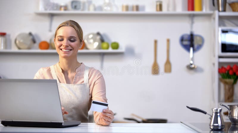 Online-härlig kvinnlig köpande mat, lämplig online-tjänst, snabb leverans arkivbild Online-härlig kvinnlig köpande mat, lämplig online-tjänst, snabb leverans arkivbild