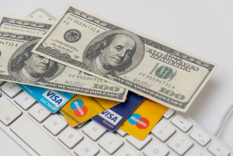 Online-kommers-, ecommerce-, krediterings- och debiteringkort med dollar och ett tangentbord arkivbild Online-kommers-, ecommerce-, krediterings- och debiteringkort med dollar och ett tangentbord arkivbild