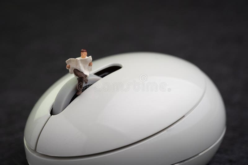 Online lezend, website, blog of artikel in het moderne Internet-wereldconcept, miniatuur de lezingskrant of boek van de cijfermen stock foto Online lezend, website, blog of artikel in het moderne Internet-wereldconcept, miniatuur de lezingskrant of boek van de cijfermen stock foto