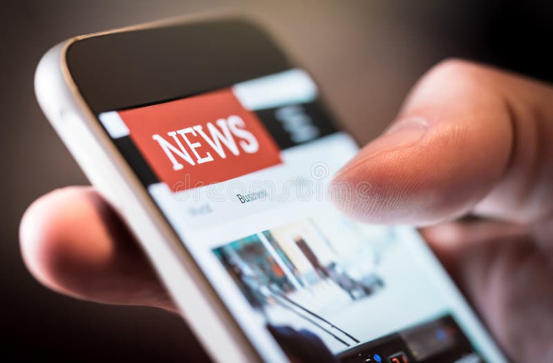 Online nieuws in mobiele telefoon Sluit omhoog van het smartphonescherm