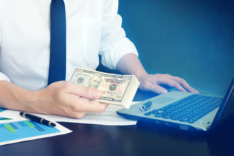 Online pożyczkowy pojęcie Kierownik trzyma pieniądze obrazy stock