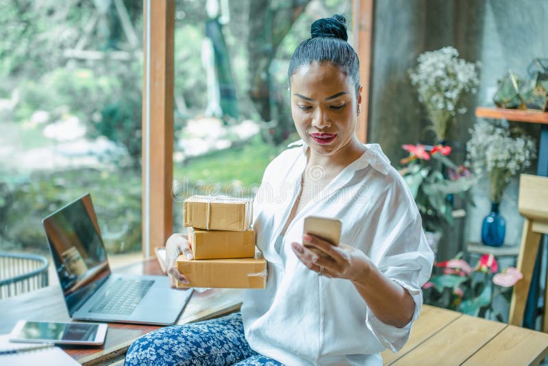 Online-shoppingbarnet startar sm? och medelstora f?retag i en kartong p? arbete Kvinnor förbereder produkter för att leverera til royaltyfria foton Online-shoppingbarnet startar sm? och medelstora f?retag i en kartong p? arbete Kvinnor förbereder produkter för att leverera til royaltyfria foton