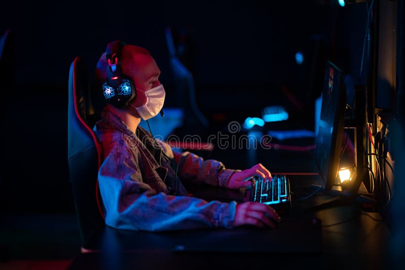 Esport of pro gamer playing video game with new graphics winning  championship, stylish design cyber games room. Virtual shooter game in  cyberspace, esports player performing on pc gaming tournament Stock Photo 