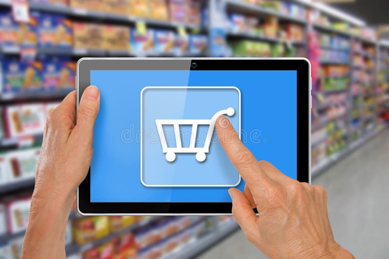 Online-supermarketshoppingminnestavla med händer arkivfoto Online-supermarketshoppingminnestavla med händer arkivfoto