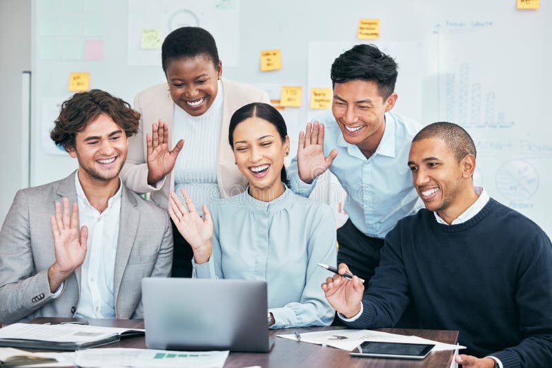 Online-Teamtreffen Videokonferenz oder Konferenz Coaching Zoom Anruf in Werbeagentur. Bürokaufleute oder Praktikanten stockbilder