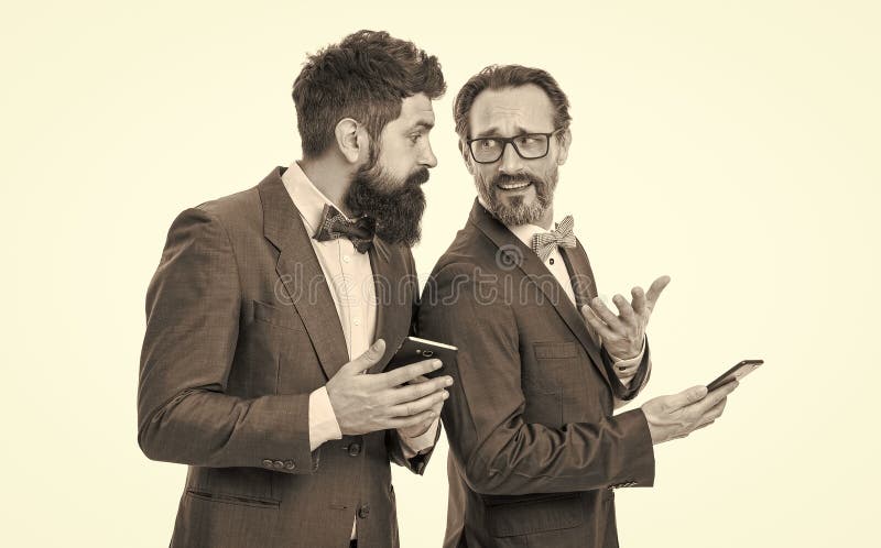 Online-Verfolgung von Finanzindikatoren. Online-Finanzmarkt. Smartphone für mobile Anwendungen. Online kaufen und verkaufen. Onlin lizenzfreies stockfoto