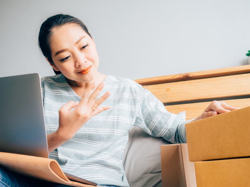 Online w?a?ciciel biznesu kobieta otrzymywa klienta sprawdza? i rozkaz zdjęcie stock Online w?a?ciciel biznesu kobieta otrzymywa klienta sprawdza? i rozkaz zdjęcie stock