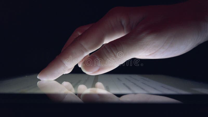 Online Winkelend Gebruikend Tablet, de Lezingskrant van het Bedrijfsvrouwenmeisje op Apparaat stock afbeeldingen Online Winkelend Gebruikend Tablet, de Lezingskrant van het Bedrijfsvrouwenmeisje op Apparaat stock afbeeldingen