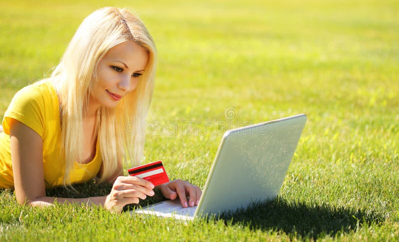 Online Winkelend Glimlachend Blondemeisje met Laptop royalty-vrije stock afbeeldingen Online Winkelend Glimlachend Blondemeisje met Laptop royalty-vrije stock afbeeldingen