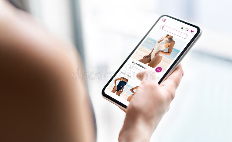 Onlinebutikens webbplats på telefon. produktsida för modestorderprodukter i smartphone. kvinna som letar efter baddräkt. mockning arkivbilder