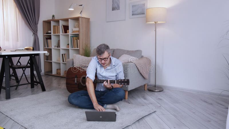 Onlineklektion för manliga musiker med hemutbildning smart
